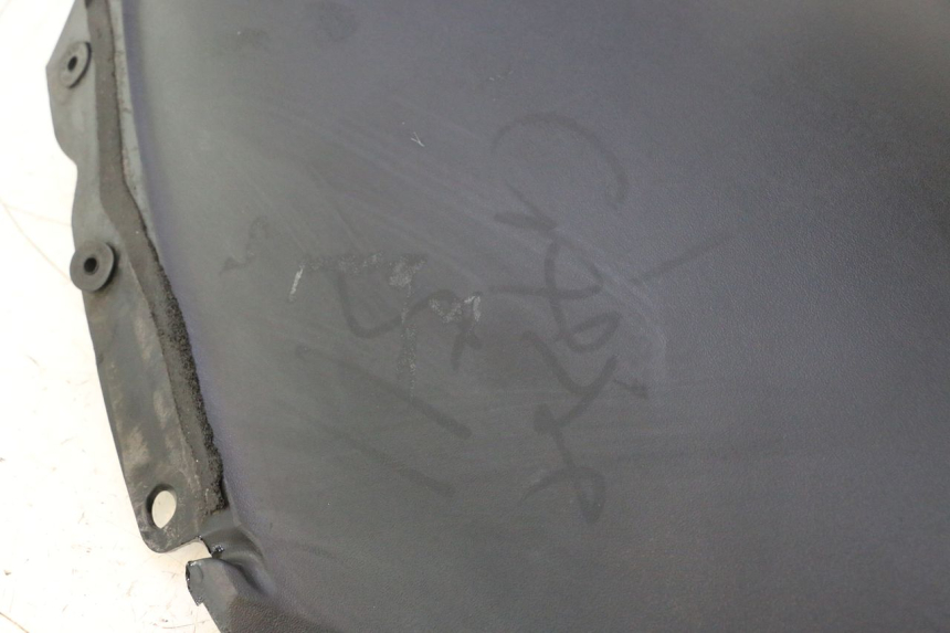 photo de INNER FRONT PANEL SUZUKI BURGMAN 125 (2007 - 2014) - Technical close-up
