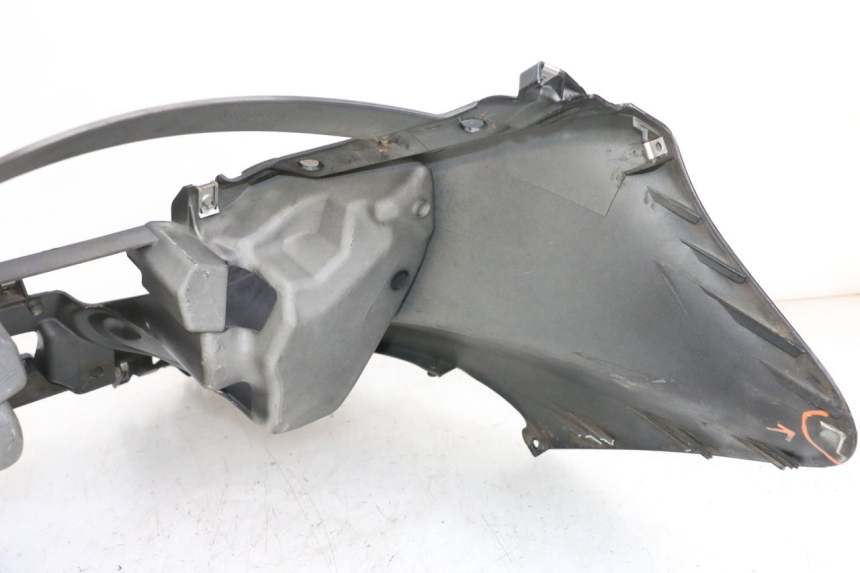 photo de FRONT FAIRING PIAGGIO MP3 125 (2006 - 2014) - Focus on structure