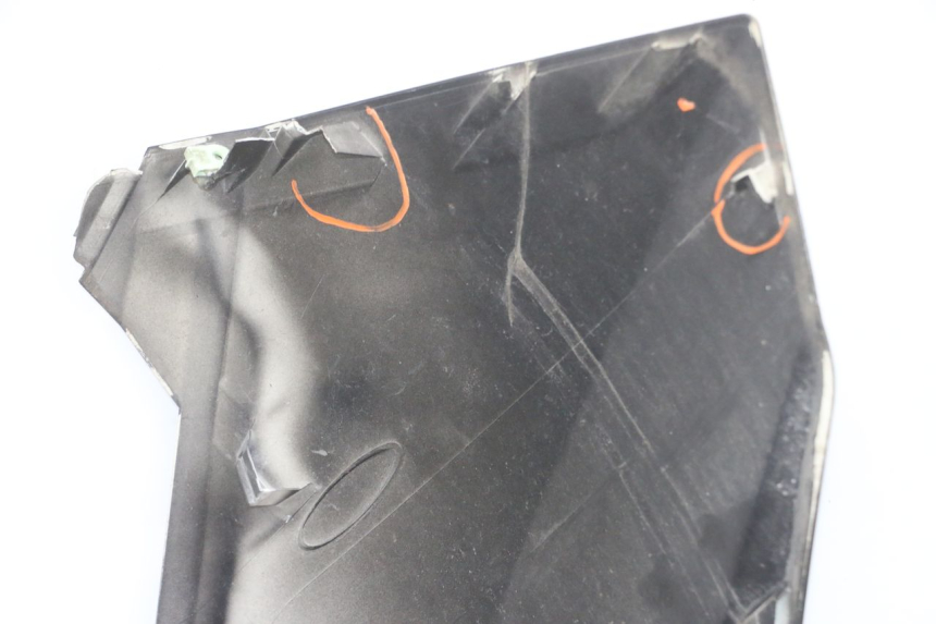 photo de FRONT PANEL PEUGEOT SATELIS COMPRESSOR K15 125 (2006 - 2009) - Fixing points details