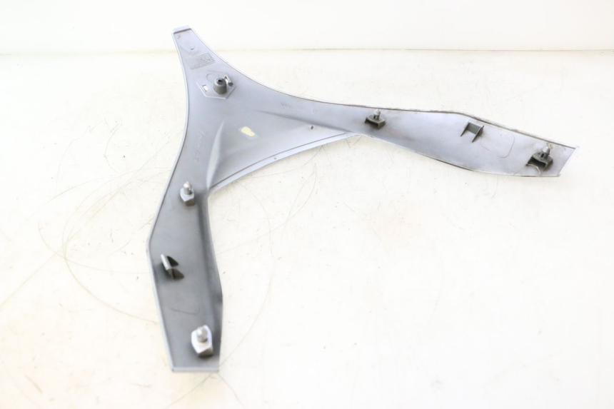 photo de UPPER FRONT PANEL PIAGGIO MP3 125 (2006 - 2014) - Zoom on usage condition