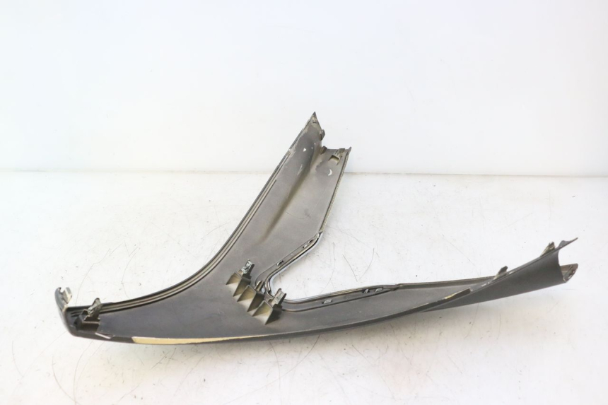 photo de UPPER FRONT FAIRING PEUGEOT SATELIS 125 (2013 - 2018) - Zoom on usage condition