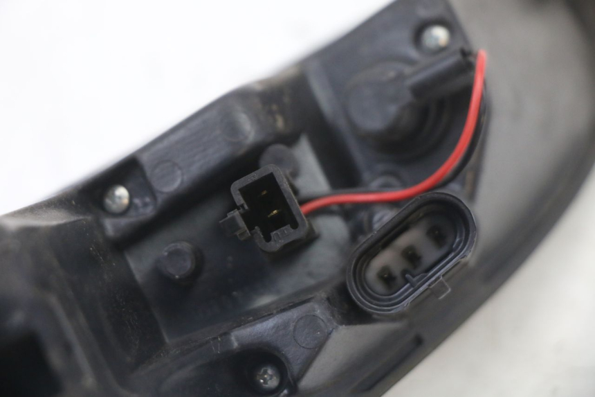 photo de RIGHT TAIL LIGHT PEUGEOT SATELIS 125 (2013 - 2018) - Surface and material condition