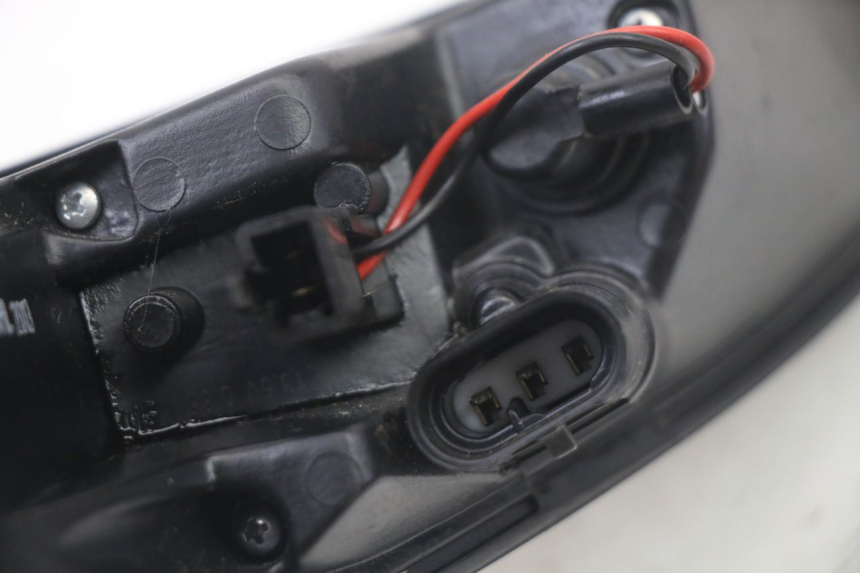 photo de RIGHT TAIL LIGHT PEUGEOT SATELIS 125 (2013 - 2018) - Fixing points details