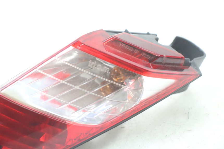 photo de RIGHT TAIL LIGHT PEUGEOT SATELIS COMPRESSOR K15 125 (2006 - 2009) - Zoom on usage condition