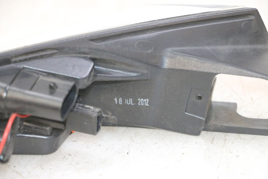 photo de RIGHT TAIL LIGHT PEUGEOT SATELIS 125 (2013 - 2018) - Zoom on usage condition