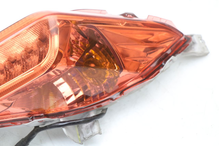 photo de RIGHT REAR LIGHT YAMAHA XMAX X-MAX ABS 125 (2017 - 2020) - Zoom on usage condition