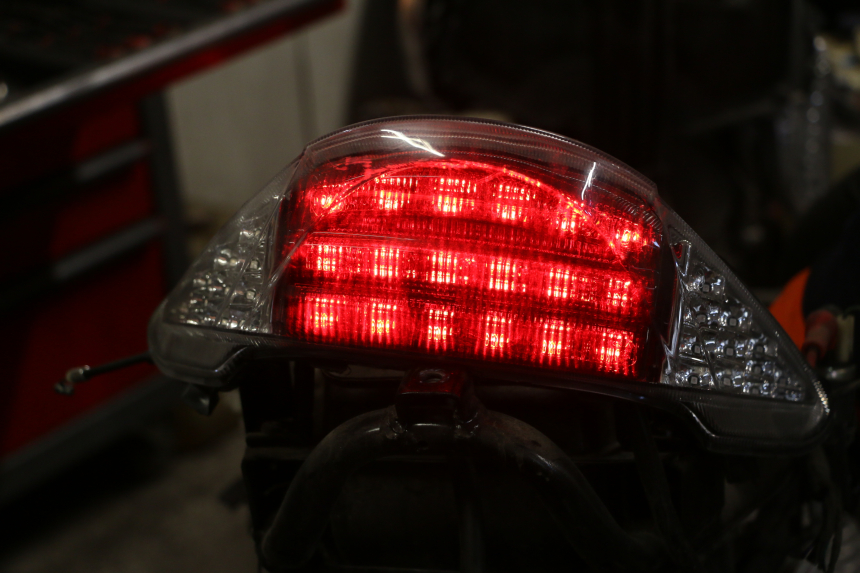 photo de TAIL LIGHT KEEWAY F-ACT FACT EVO 50 (2020 - 2026) - Zoom on usage condition