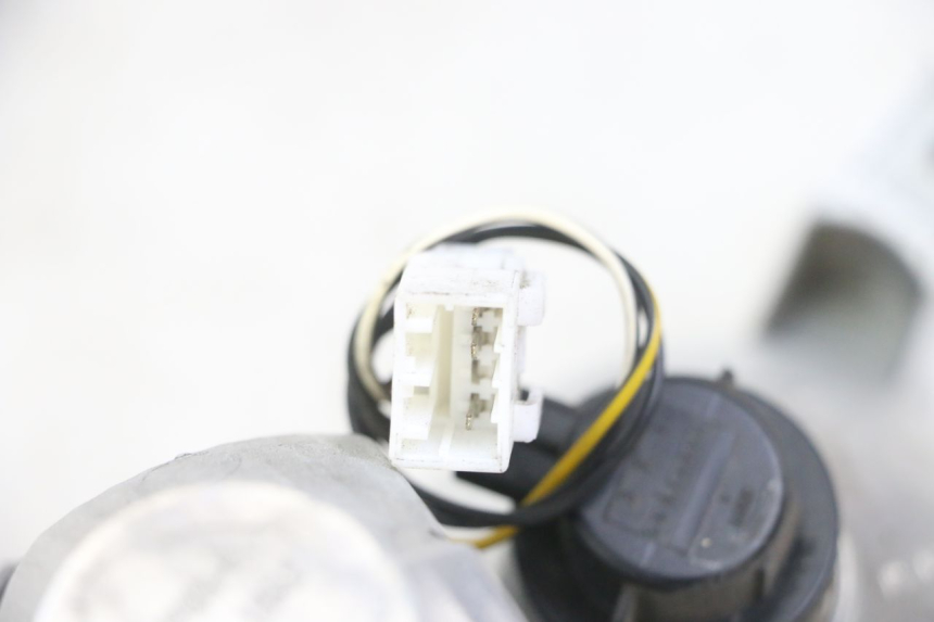 photo de LEFT TAIL LIGHT PIAGGIO MP3 LT 300 (2010 - 2016) - Zoom on usage condition