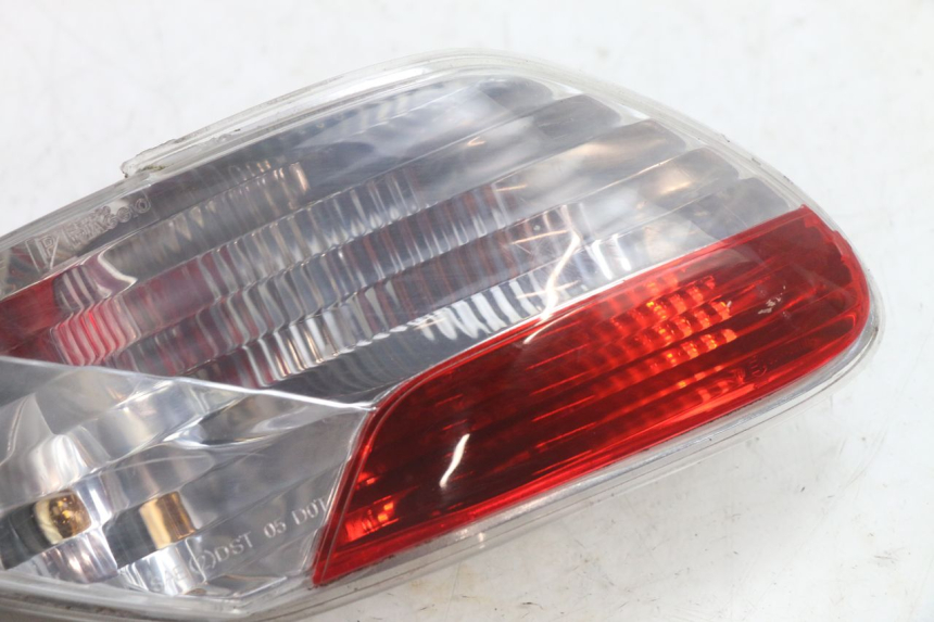 photo de LEFT TAIL LIGHT PIAGGIO MP3 125 (2006 - 2014) - Zoom on usage condition