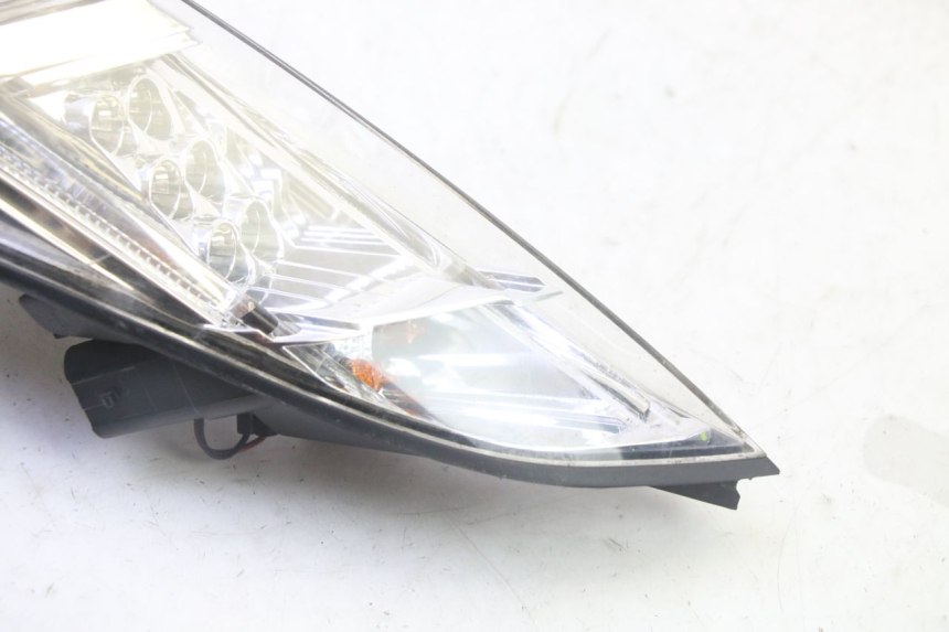 photo de LEFT TAIL LIGHT PEUGEOT SATELIS 125 (2013 - 2018) - Zoom on usage condition