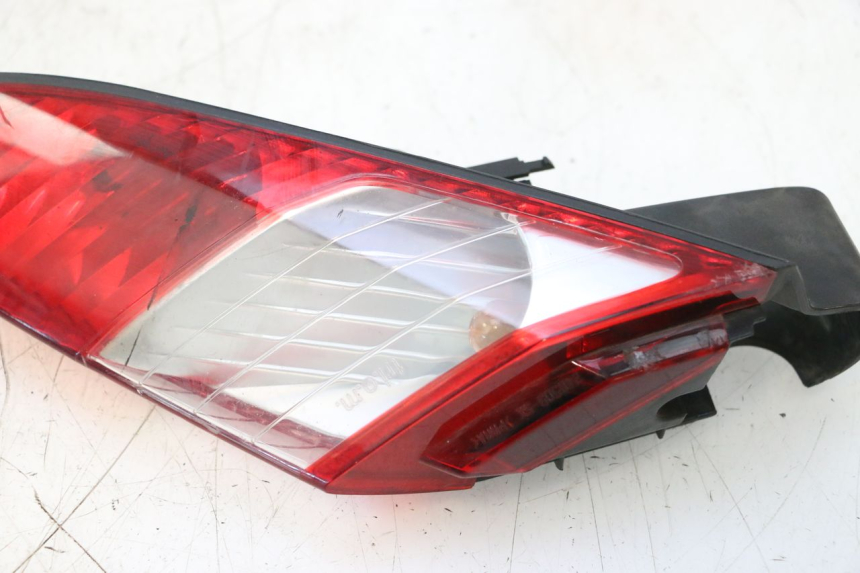 photo de LEFT REAR LIGHT PEUGEOT SATELIS 125 (2006 - 2009) - Alternative perspective