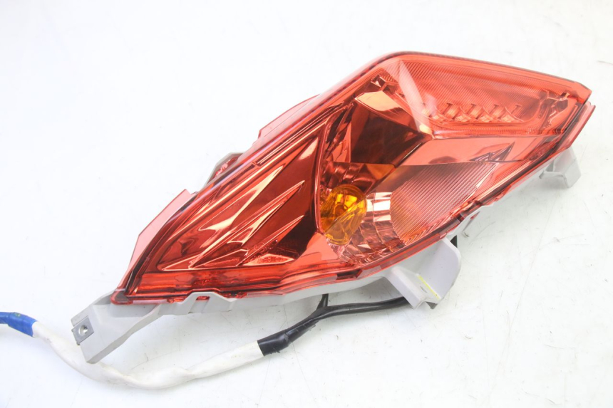photo de LEFT TAIL LIGHT YAMAHA XMAX X-MAX 125 (2021 - 2025) - Zoom on usage condition