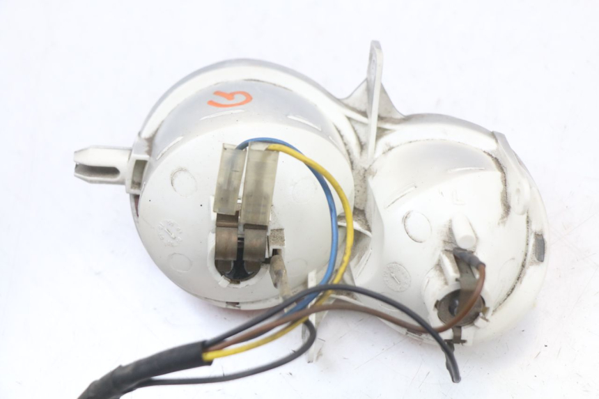 photo de LEFT TAIL LIGHT YAMAHA YP MAJESTY 125 (2002 - 2006) - Surface and material condition