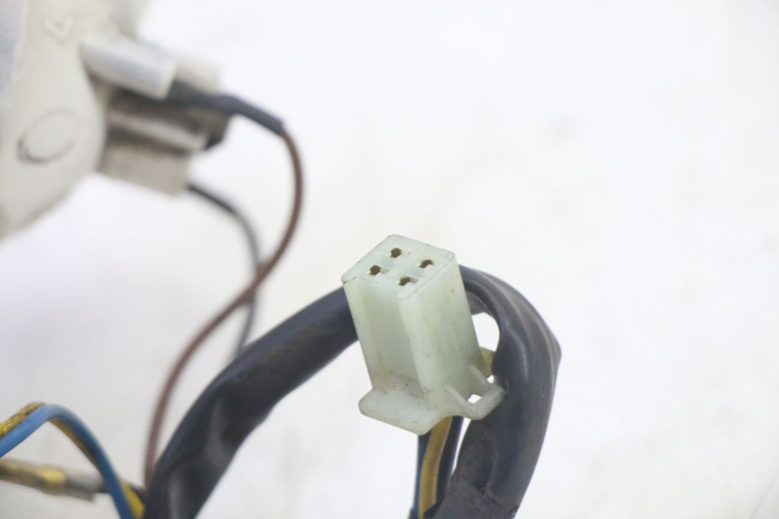 photo de LEFT TAIL LIGHT YAMAHA YP MAJESTY 125 (2002 - 2006) - Fixing points details