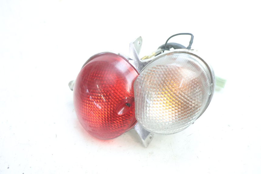 photo de LEFT TAIL LIGHT YAMAHA YP MAJESTY 125 (2002 - 2006) - Zoom on usage condition