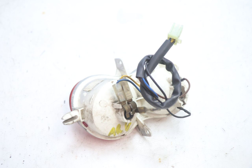 photo de LEFT TAIL LIGHT YAMAHA YP MAJESTY 125 (2002 - 2006) - Alternative perspective