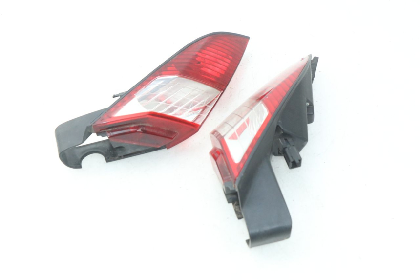 photo de REAR LIGHT PEUGEOT SATELIS 125 (2006 - 2009) - Surface and material condition
