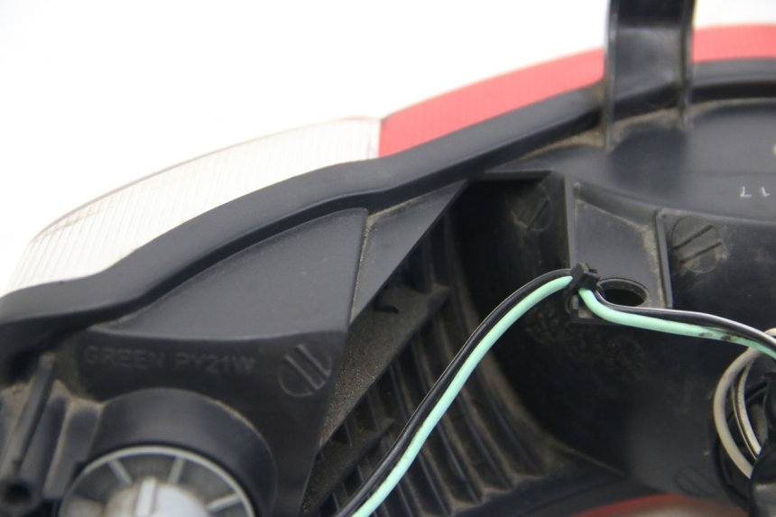 photo de REAR LIGHT SUZUKI SIXTEEN 125 (2008 - 2010) - Distinctive features