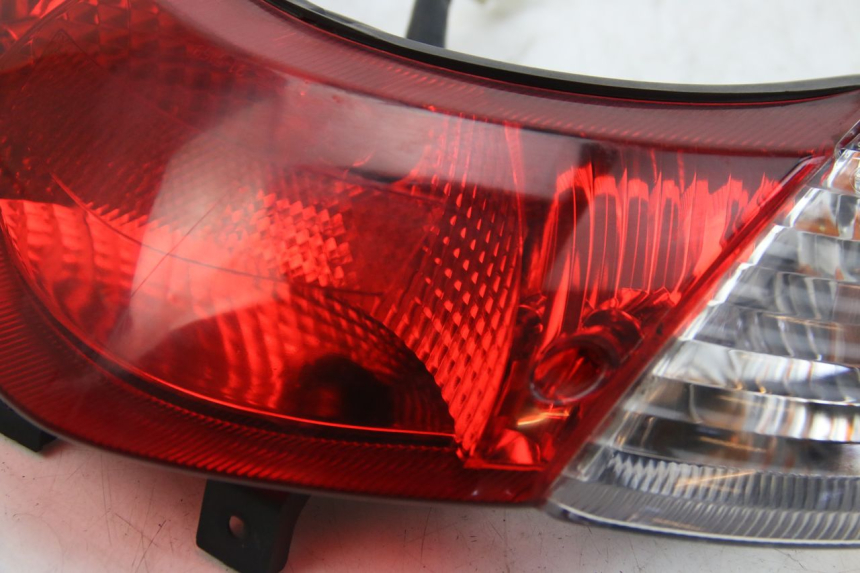 photo de REAR LIGHT SUZUKI SIXTEEN 125 (2008 - 2010) - Zoom on usage condition