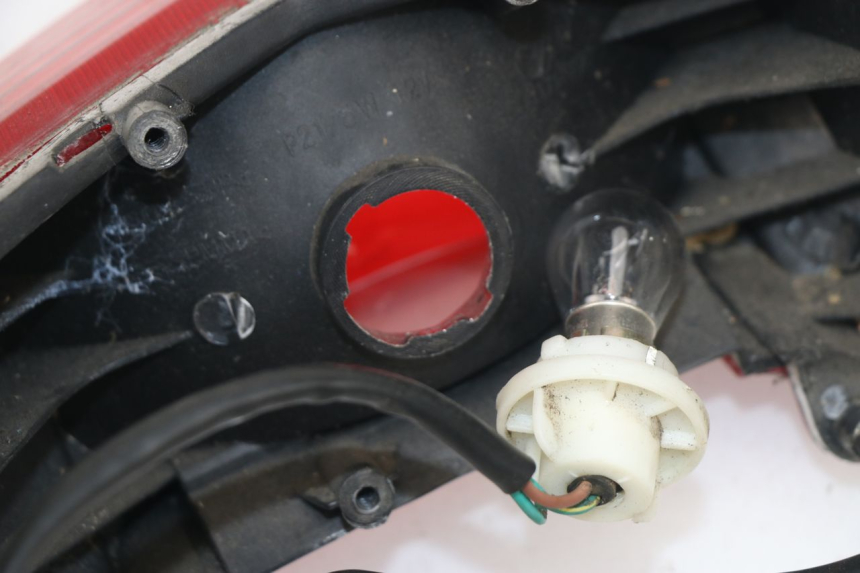 photo de TAIL LIGHT PEUGEOT SUM UP 125 (2008 - 2013) - Zoom on usage condition