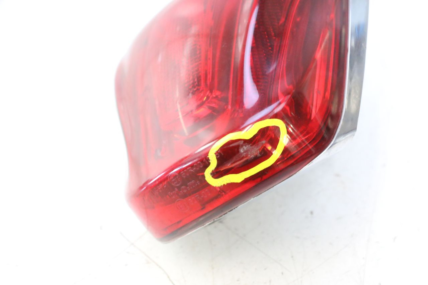 photo de REAR LIGHT PIAGGIO VESPA PRIMAVERA 2T 50 (2013 - 2018) - Fixing points details