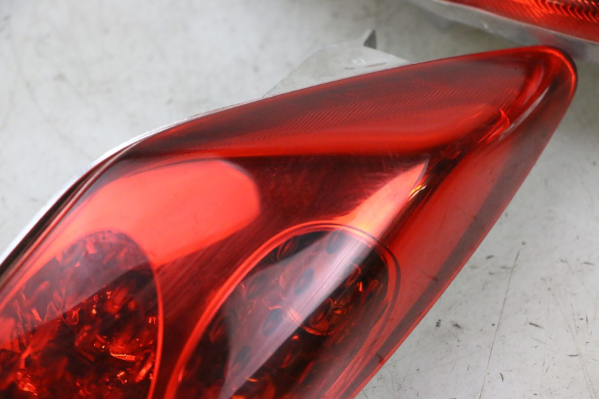photo de REAR LIGHT YAMAHA XMAX X-MAX 125 (2006 - 2009) - Fixing points details