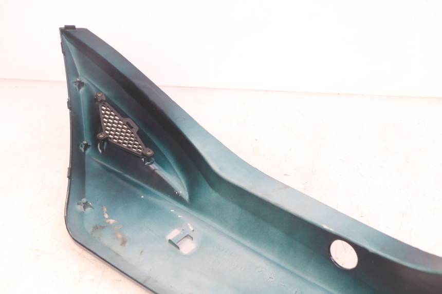 photo de RIGHT REAR SIDE PANEL KYMCO AGILITY 16+ 4T 50 (2018 - 2023) - Zoom on usage condition