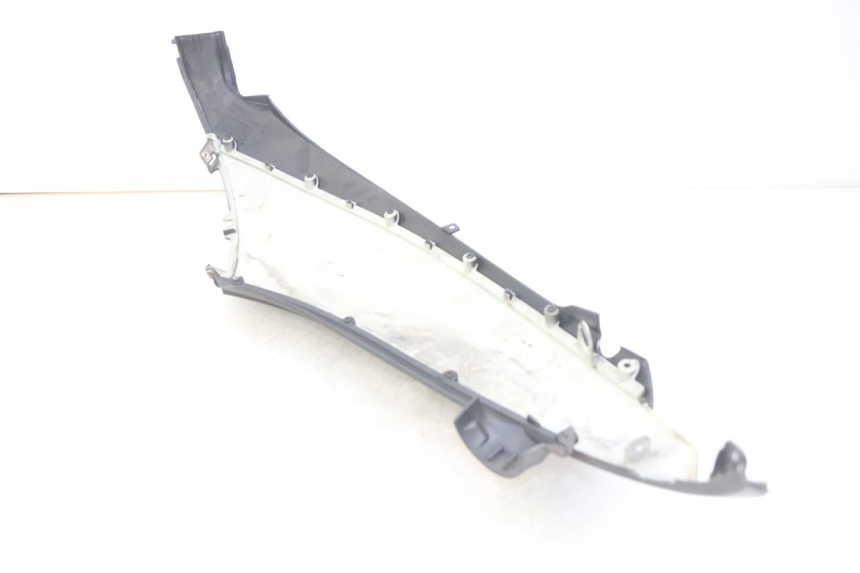 photo de RIGHT REAR SIDE PANEL PIAGGIO BEVERLY 125 (2010 - 2015) - Alternative perspective