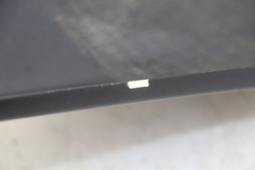 photo de RIGHT REAR SIDE PANEL HONDA FES PANTHEON 2T 125 (1998 - 2002) - Surface and material condition