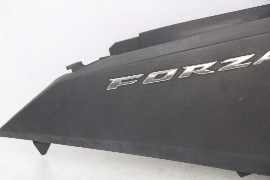 photo de RIGHT REAR SIDE PANEL HONDA FORZA 125 (2015 - 2016) - Distinctive features