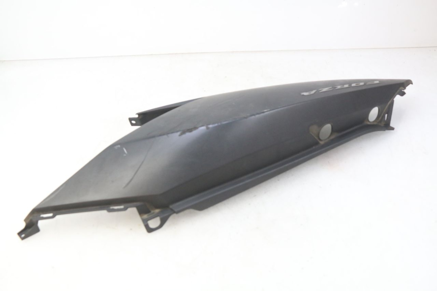 photo de RIGHT REAR SIDE PANEL HONDA FORZA 125 (2015 - 2016) - Surface and material condition