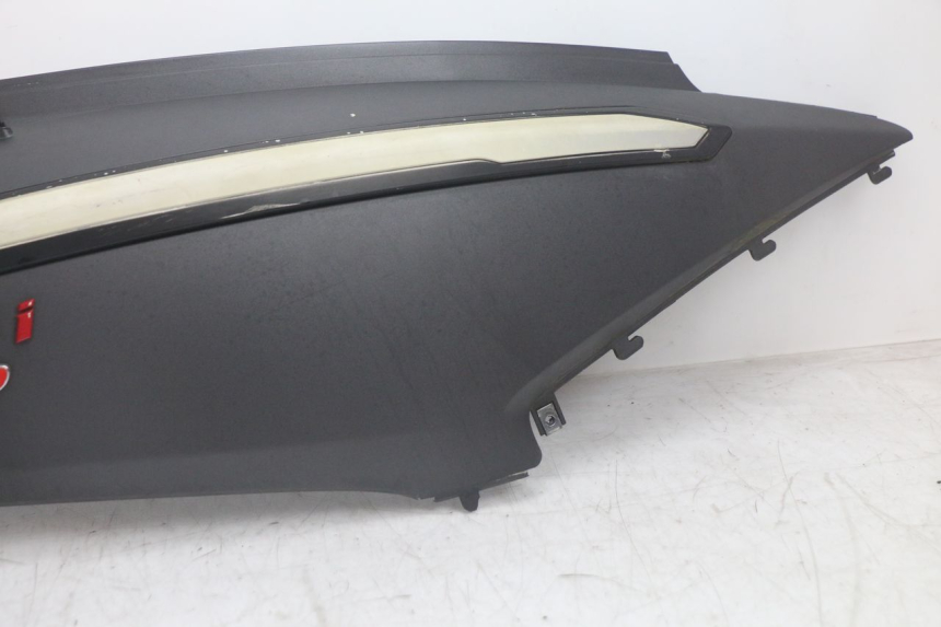 photo de REAR RIGHT PANEL SYM GTS EVO 125 (2009 - 2013) - Alternative perspective
