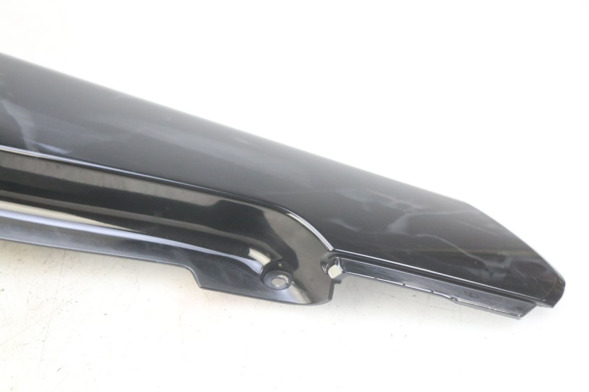 photo de RIGHT REAR SIDE PANEL YAMAHA HW XENTER 125 (2011 - 2017) - Distinctive features