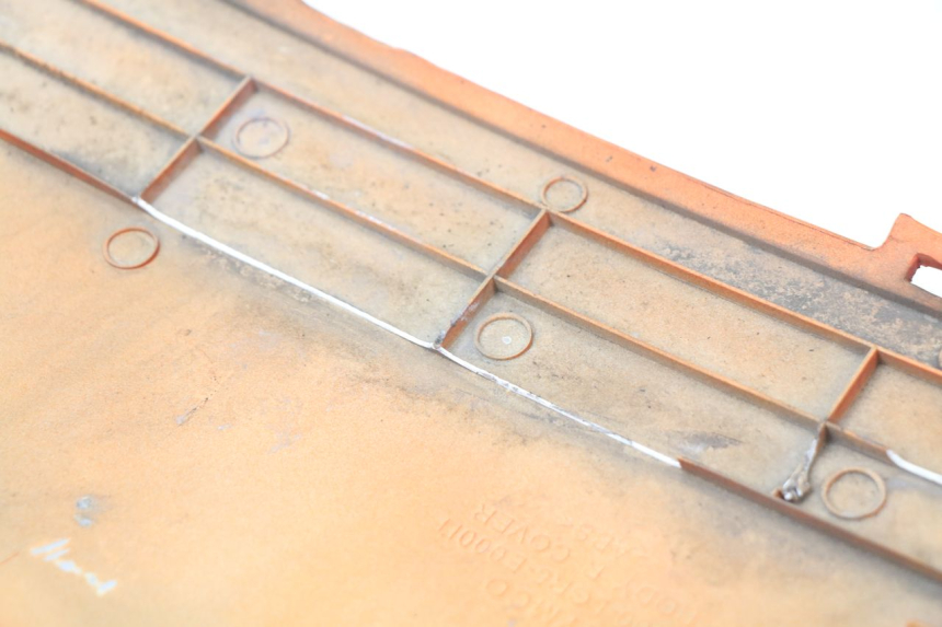 photo de RIGHT REAR SIDE PANEL KYMCO LIKE 125 (2009 - 2016) - Surface and material condition