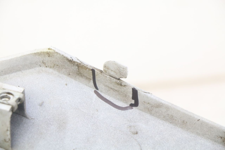 photo de RIGHT REAR SIDE PANEL DAELIM S3 125 (2010 - 2017) - Alternative perspective