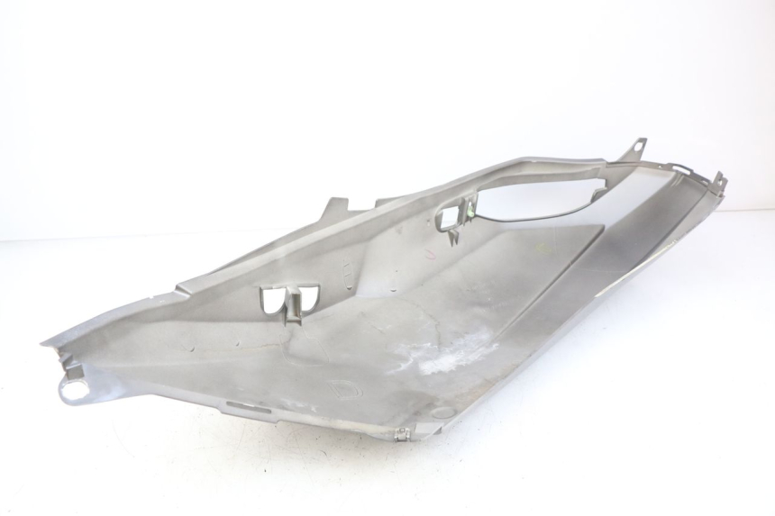 photo de RIGHT REAR SIDE PANEL PEUGEOT SATELIS 125 (2010 - 2012) - Technical close-up