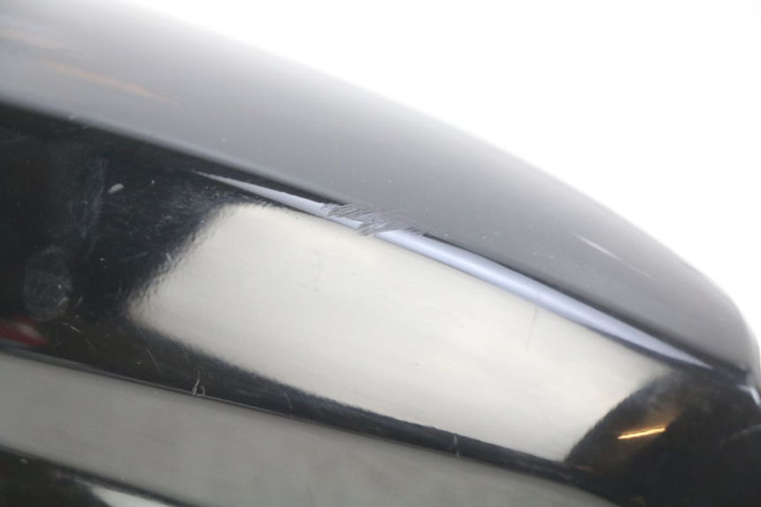 photo de RIGHT REAR SIDE PANEL SUZUKI SIXTEEN 125 (2008 - 2010) - Distinctive features