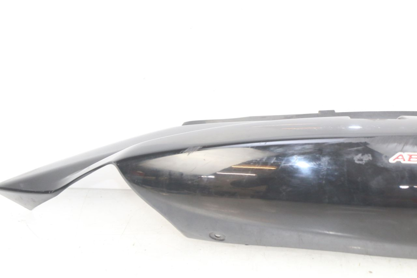 photo de RIGHT REAR SIDE PANEL SUZUKI SIXTEEN 125 (2008 - 2010) - High-resolution close-up