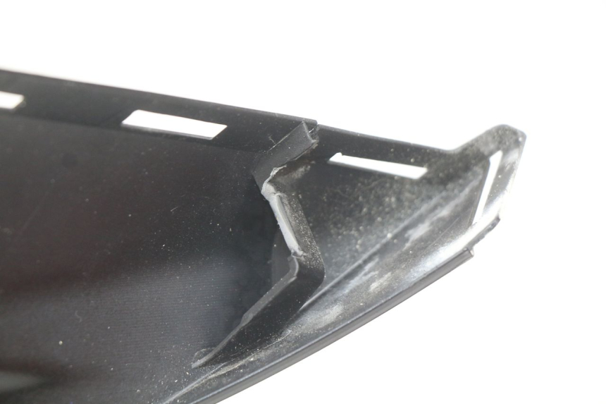 photo de RIGHT REAR SIDE PANEL SUZUKI SIXTEEN 125 (2008 - 2010) - Zoom on usage condition