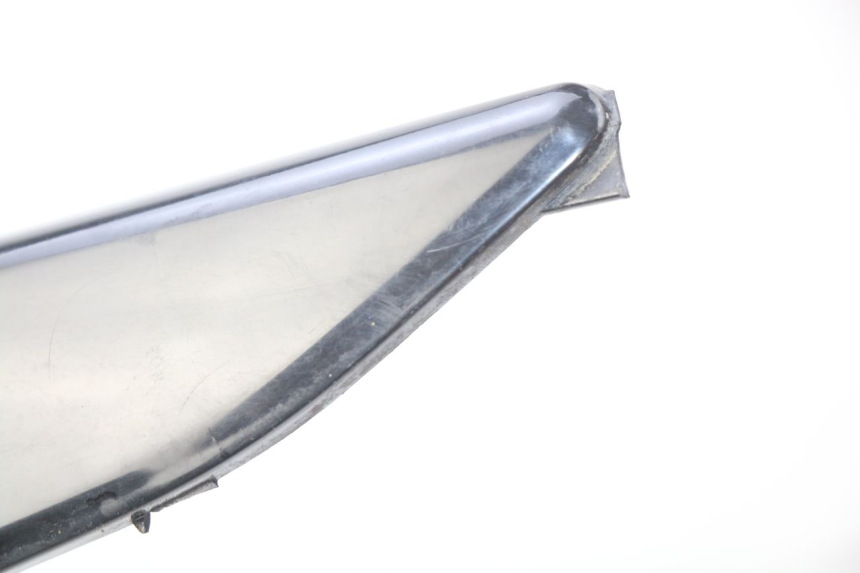 photo de RIGHT REAR SIDE PANEL SUZUKI SIXTEEN 125 (2008 - 2010) - Alternative perspective