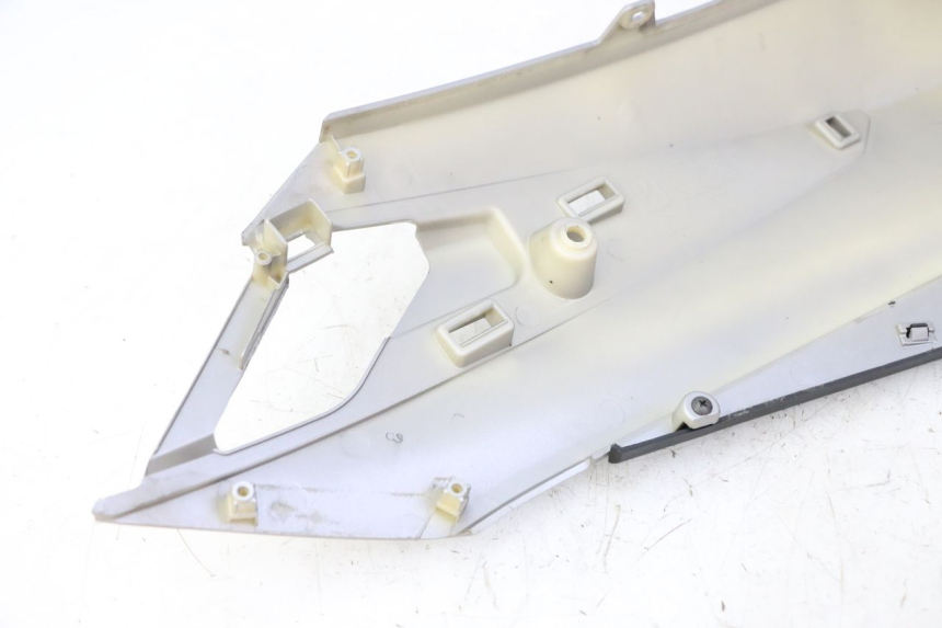 photo de RIGHT REAR SIDE PANEL APRILIA SXR 50 (2021 - 2023) - Alternative perspective