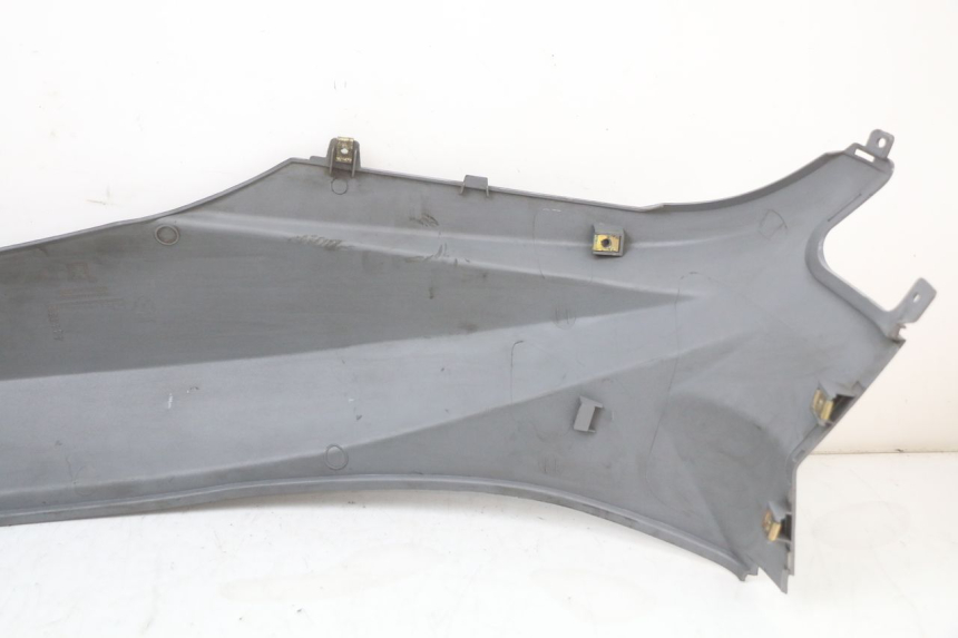 photo de REAR RIGHT PANEL PEUGEOT TWEET 125 (2018 - 2021) - Fixing points details