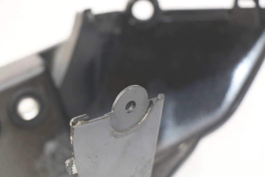 photo de RIGHT REAR SIDE PANEL SYM WOLF SB 125 (2011 - 2018) - Zoom on usage condition