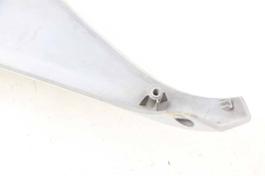 photo de RIGHT REAR SIDE PANEL YAMAHA XMAX X-MAX 125 (2006 - 2009) - Zoom on usage condition