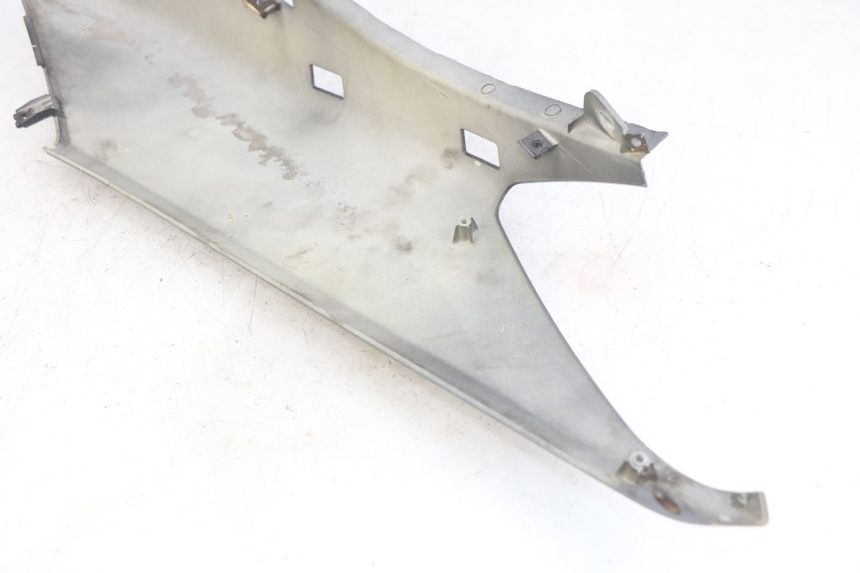 photo de RIGHT REAR SIDE PANEL YAMAHA XMAX X-MAX 125 (2006 - 2009) - Zoom on usage condition