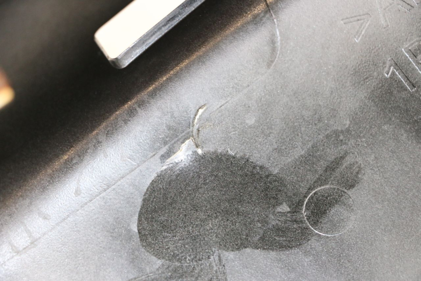 photo de RIGHT REAR SIDE PANEL YAMAHA XMAX X-MAX 125 (2006 - 2009) - Zoom on usage condition