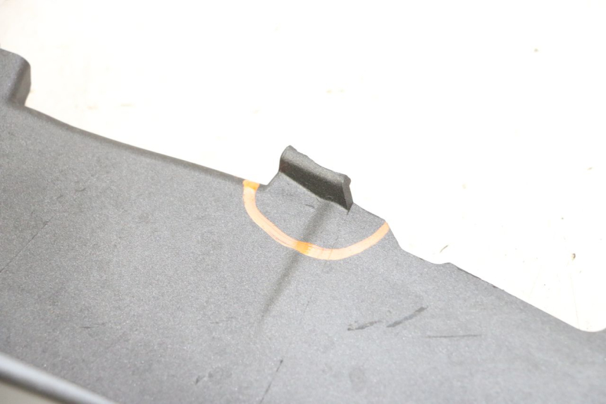 photo de REAR RIGHT PANEL YAMAHA XMAX X-MAX 125 (2021 - 2025) - Technical close-up