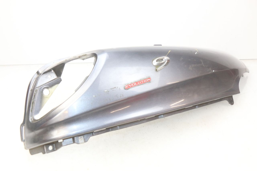 photo de RIGHT REAR SIDE PANEL PIAGGIO X9 EVOLUTION 125 (2003 - 2007) - Technical close-up