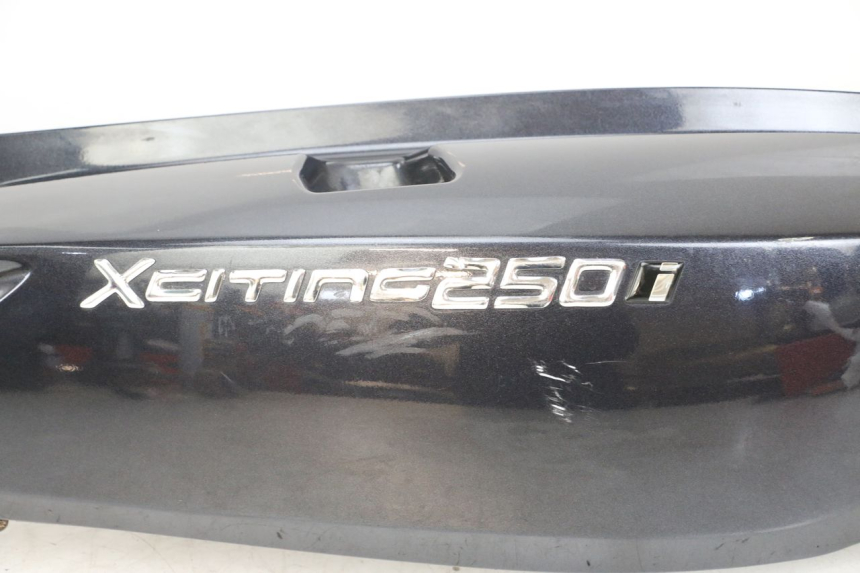 photo de REAR RIGHT SIDE PANEL KYMCO XCITING 250 (2006 - 2009) - Distinctive features