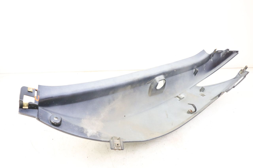 photo de REAR RIGHT SIDE PANEL KYMCO XCITING 250 (2006 - 2009) - Technical close-up